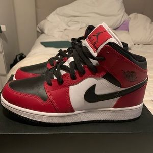 Jordan 1 Mid Chicago toe